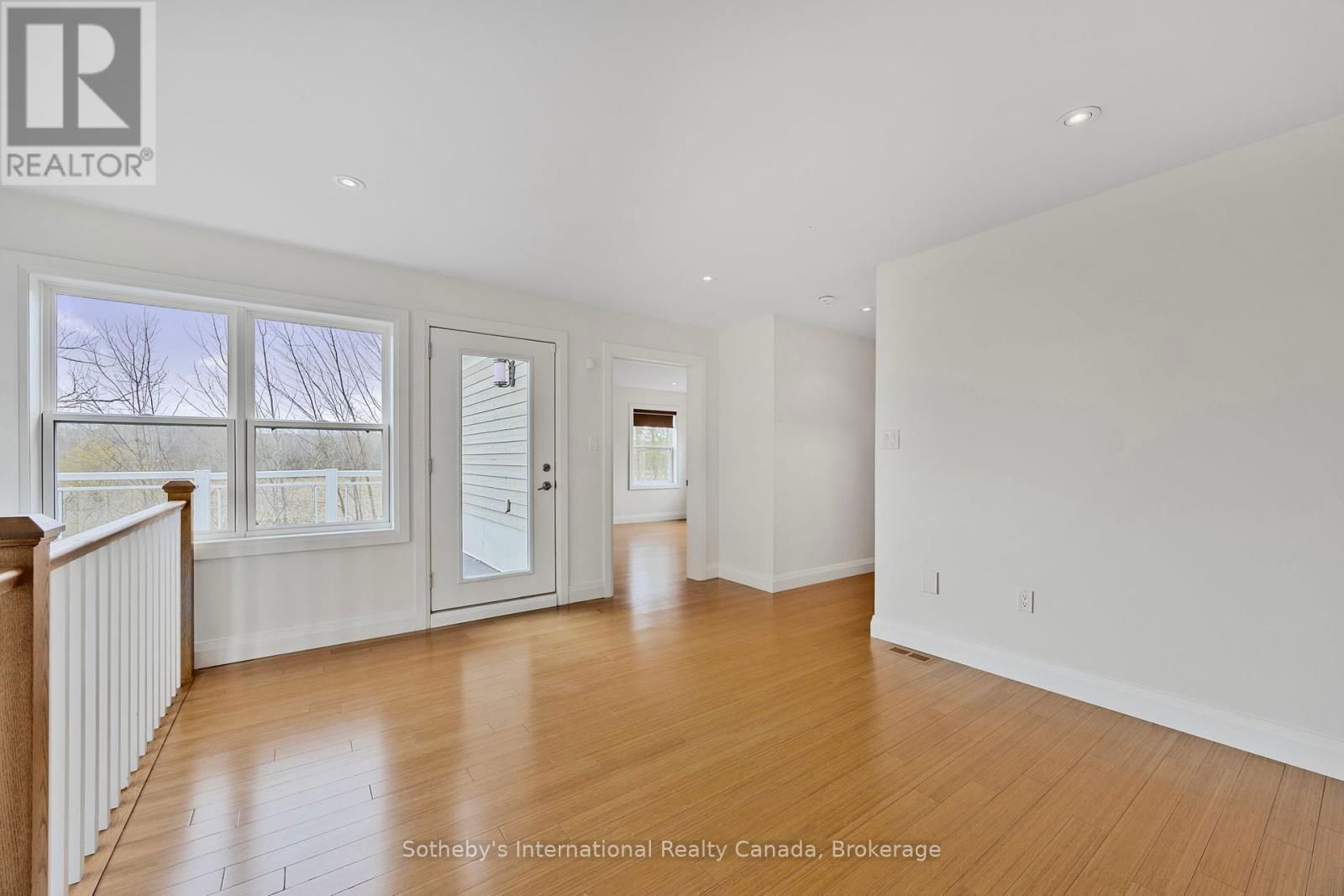 2 SWAN LANE Image 31