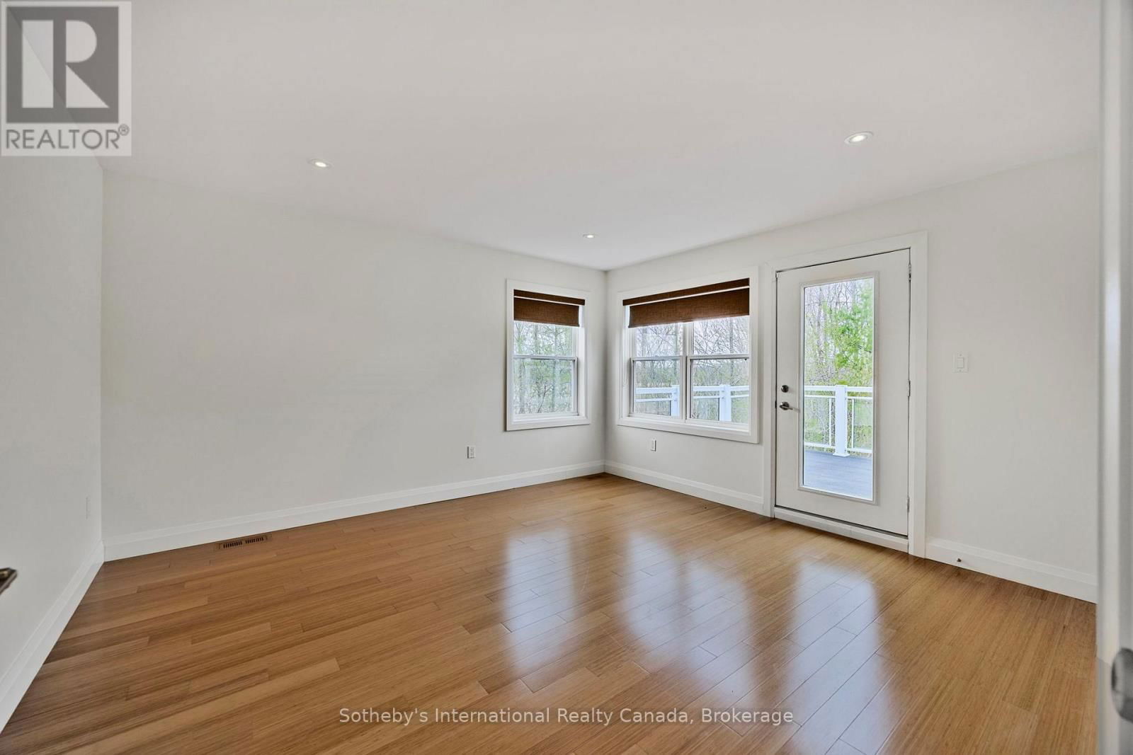 2 SWAN LANE Image 37