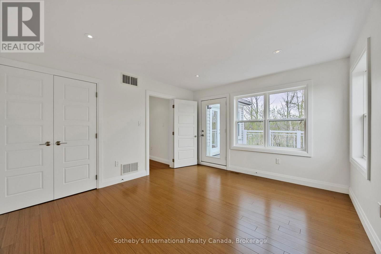 2 SWAN LANE Image 38