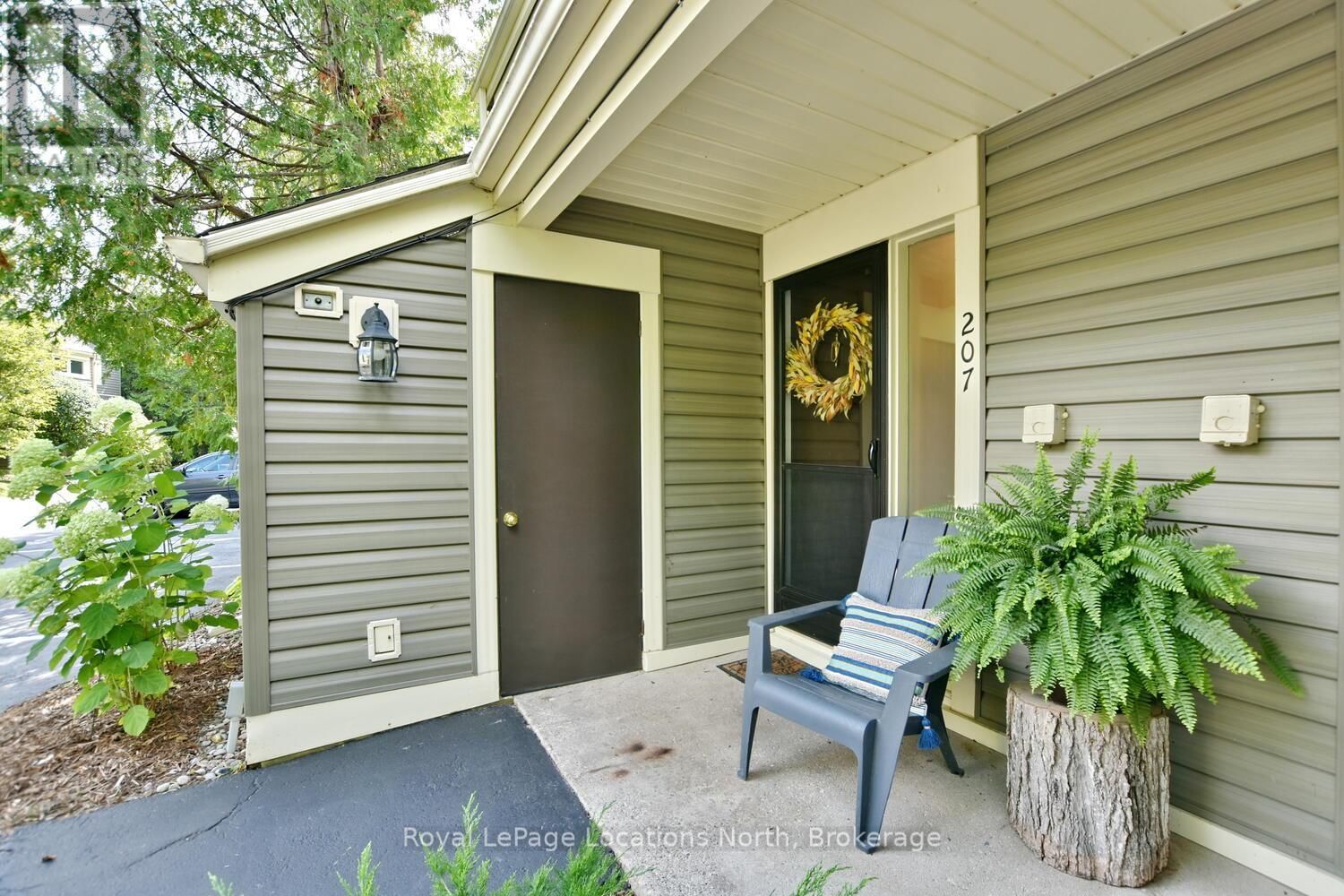 207 ESCARPMENT CRESCENT Image 2