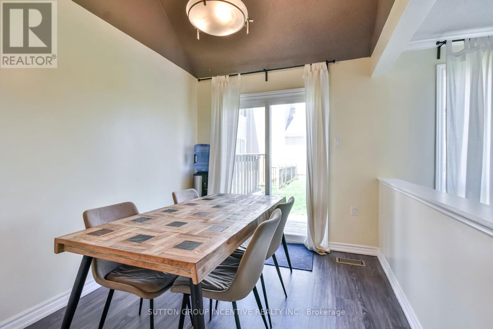 39 - 12 LANKIN BOULEVARD Image 7