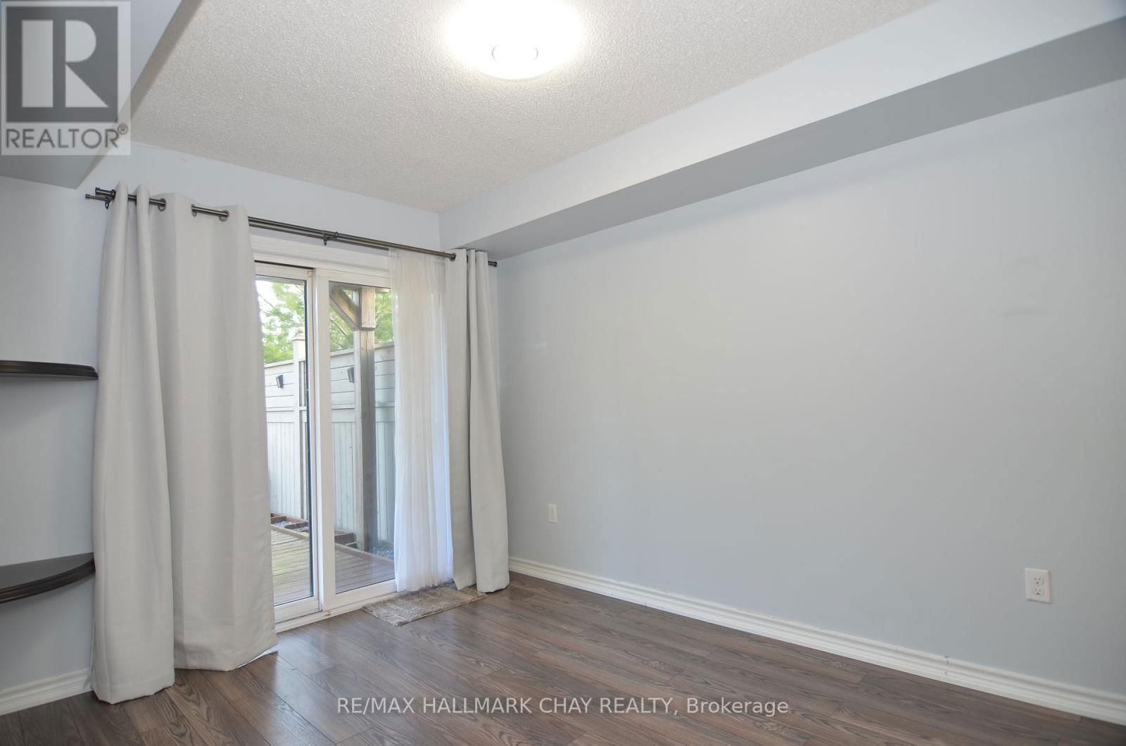 8 - 49 FERNDALE DRIVE SOUTH Image 12