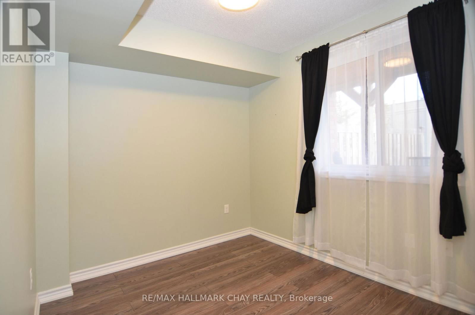8 - 49 FERNDALE DRIVE SOUTH Image 16