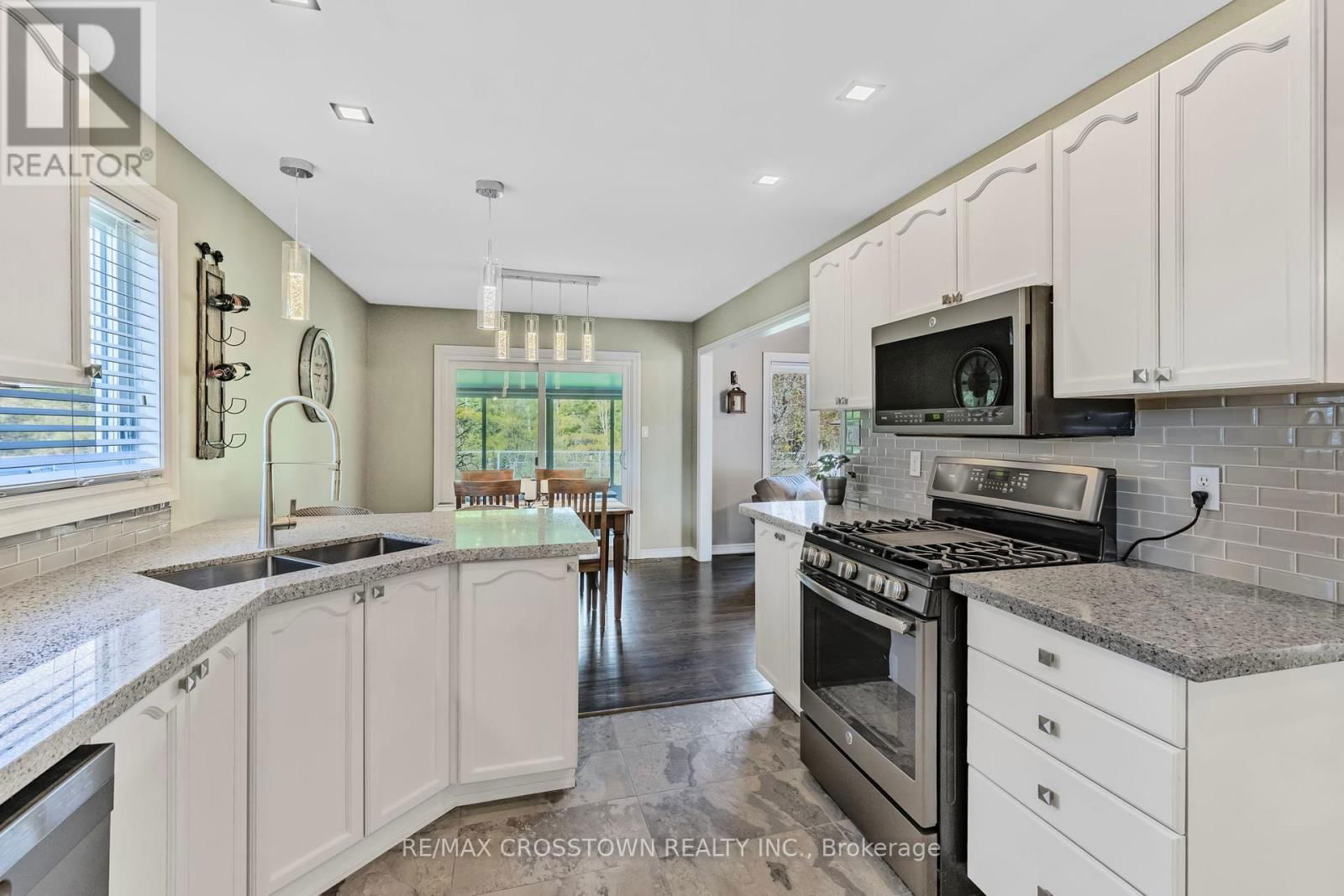 40 COUNTRY LANE Image 9