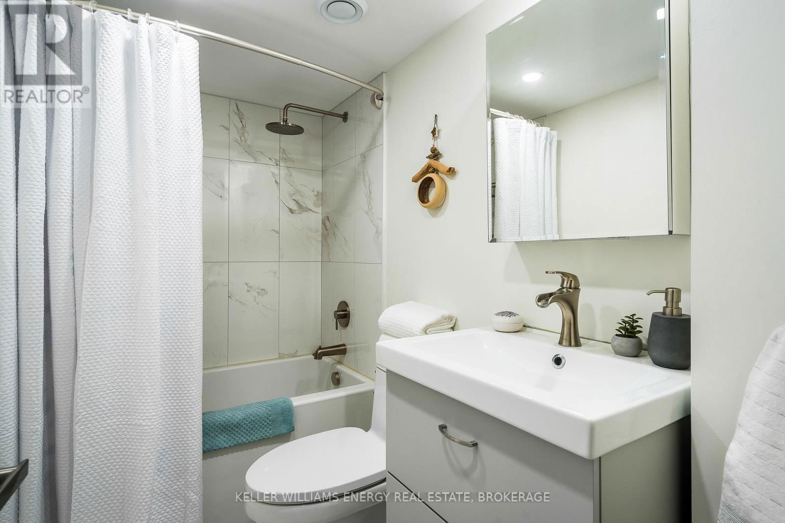 901 - 24 RAMBLINGS WAY Image 17