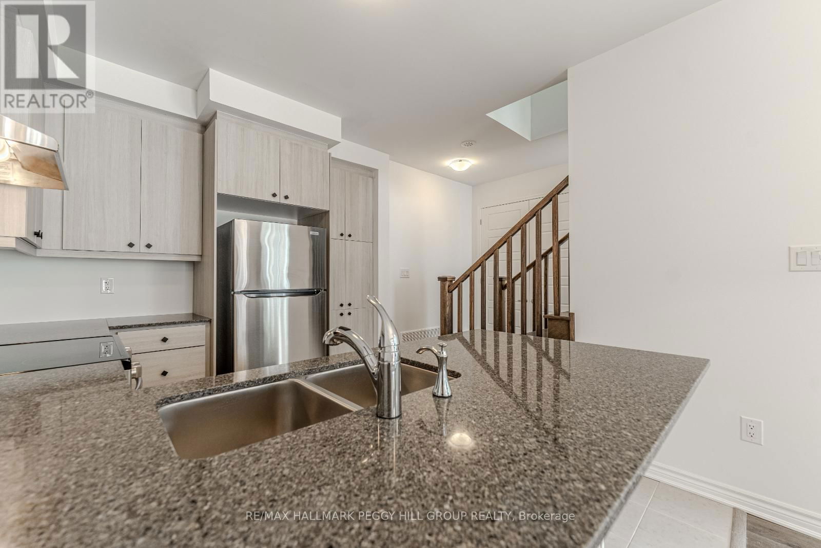 37 PEAREN LANE Image 4