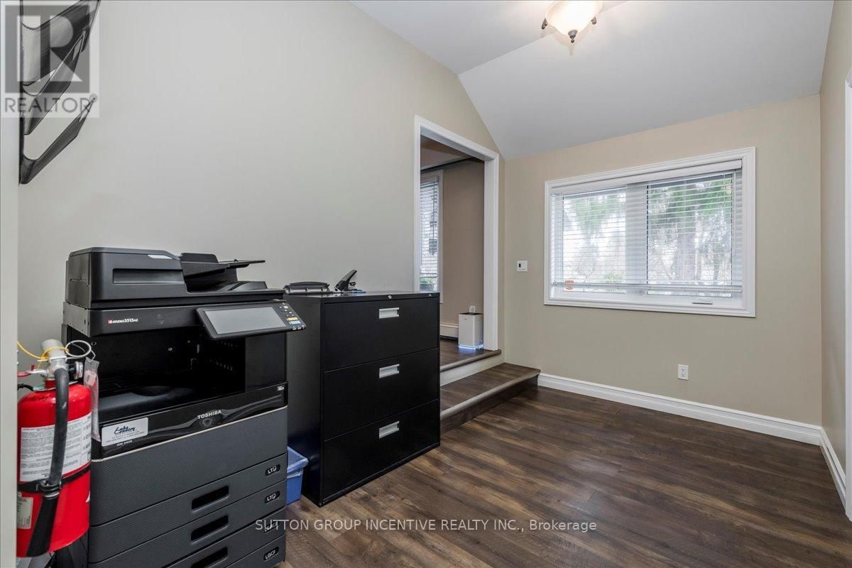 381-387 MAPLEVIEW DRIVE WEST Image 16