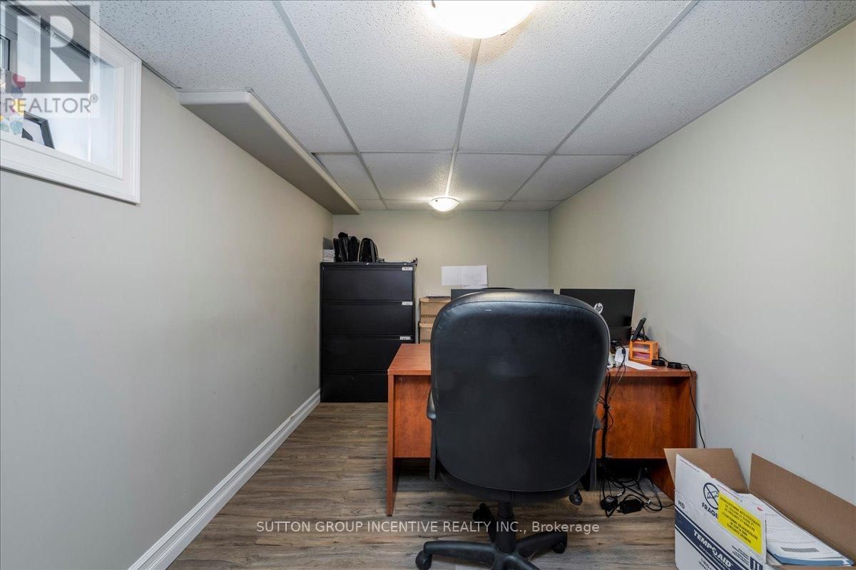 381-387 MAPLEVIEW DRIVE WEST Image 25
