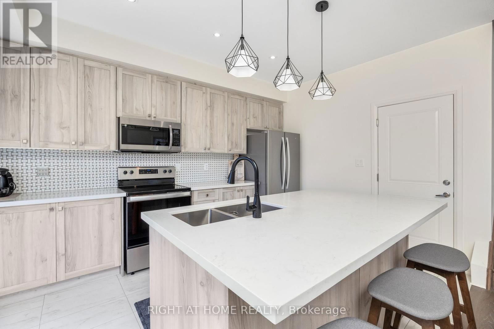 52 LAHEY CRESCENT Image 17