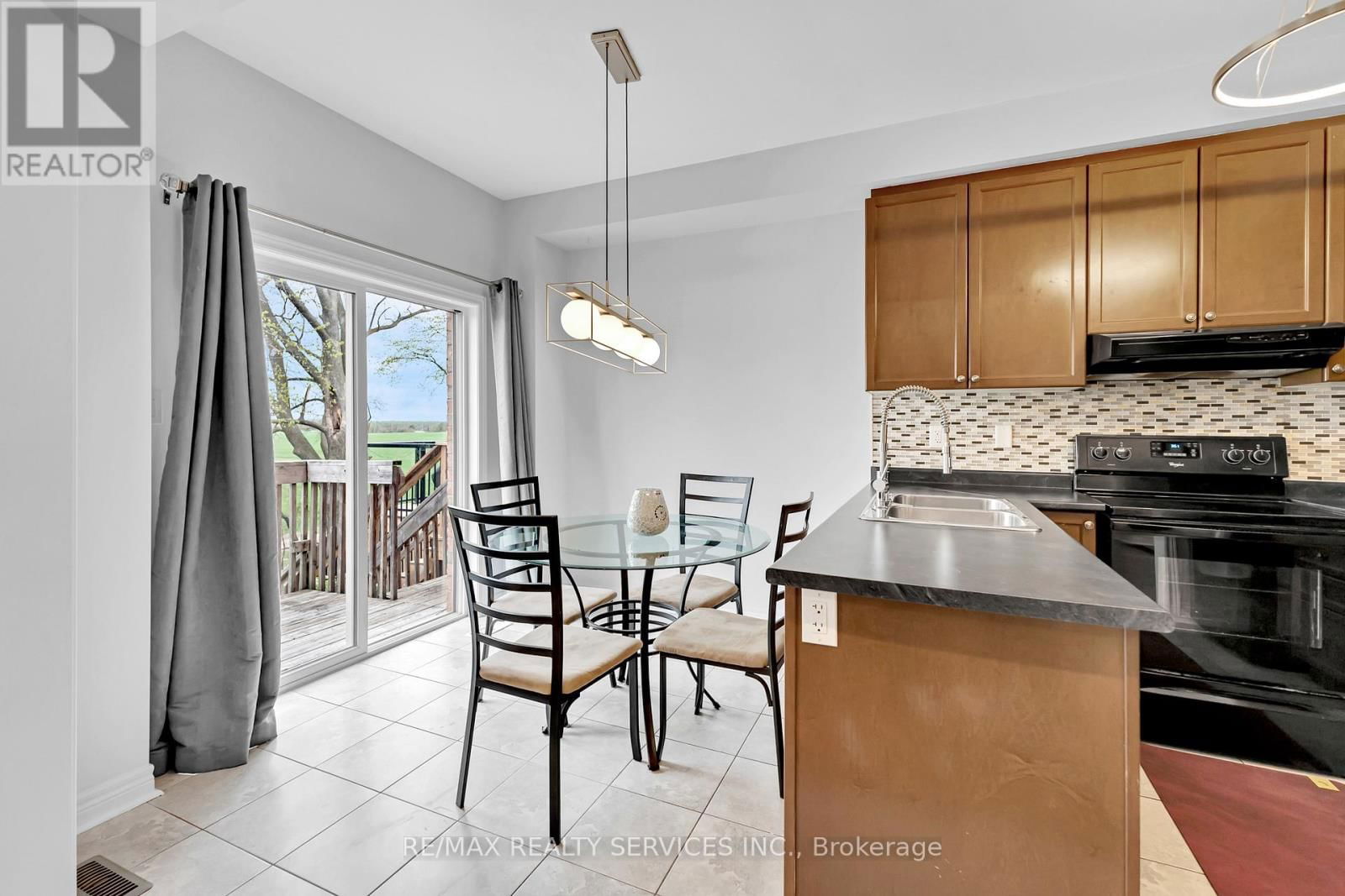 36 FORSYTH CRESCENT Image 12