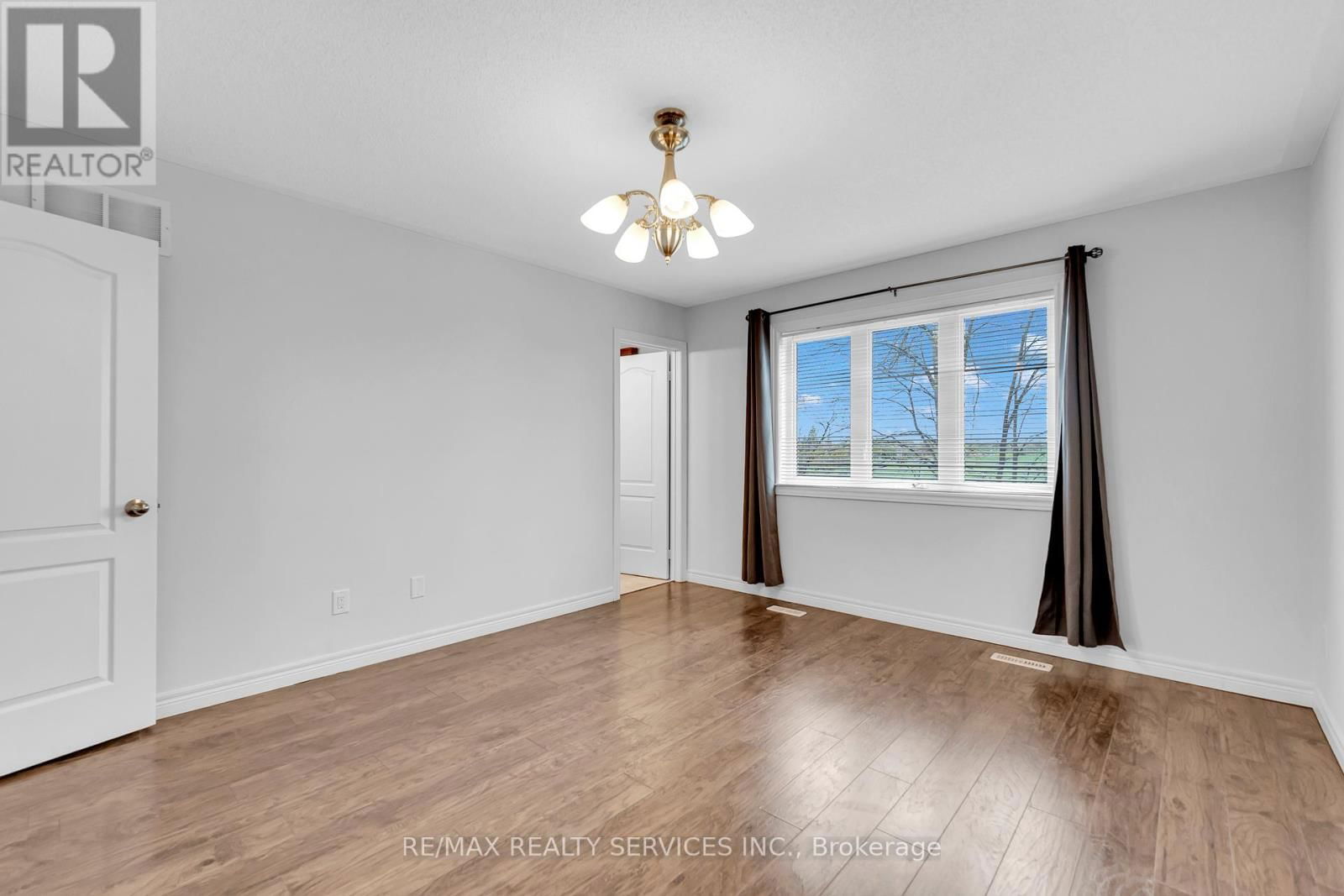 36 FORSYTH CRESCENT Image 19