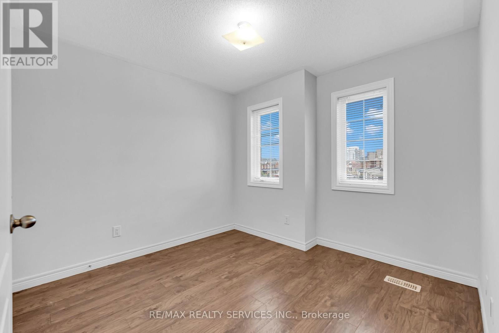 36 FORSYTH CRESCENT Image 22