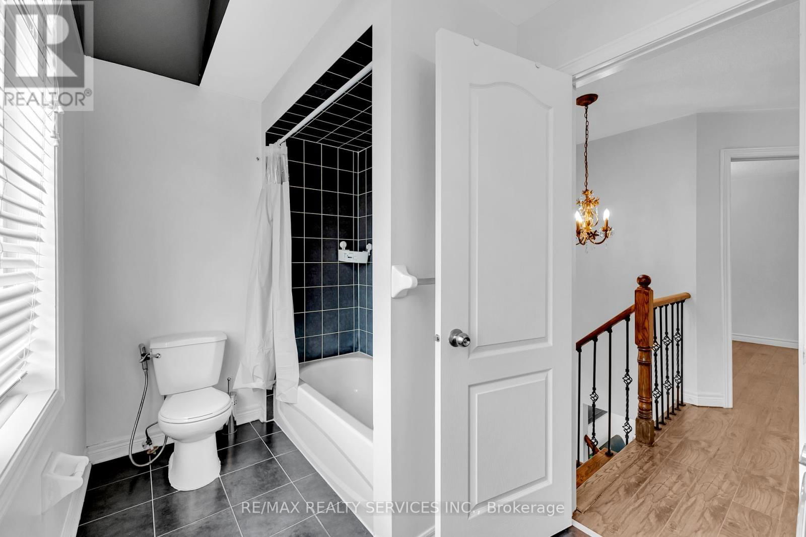 36 FORSYTH CRESCENT Image 25