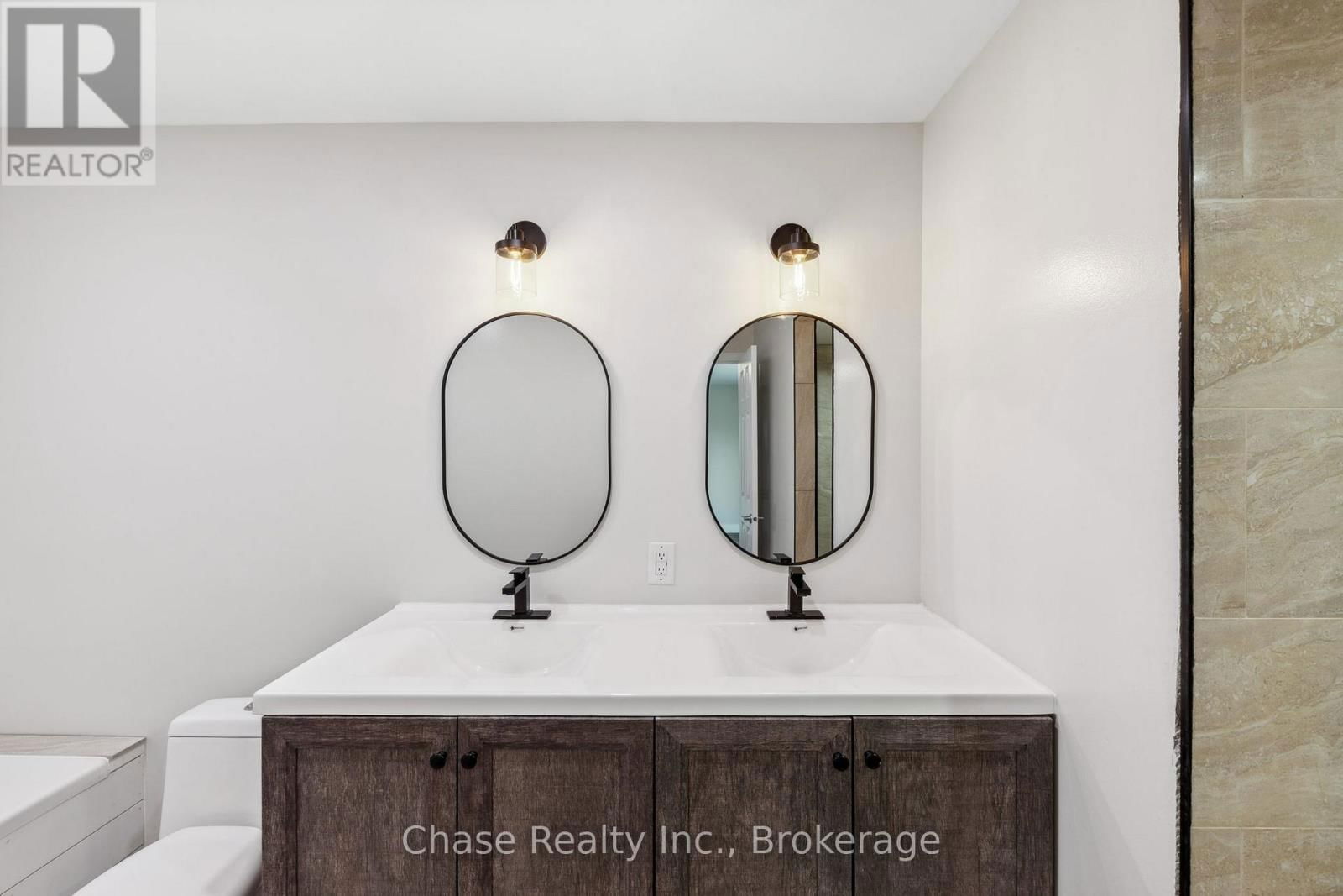 68 FOX STREET Image 19