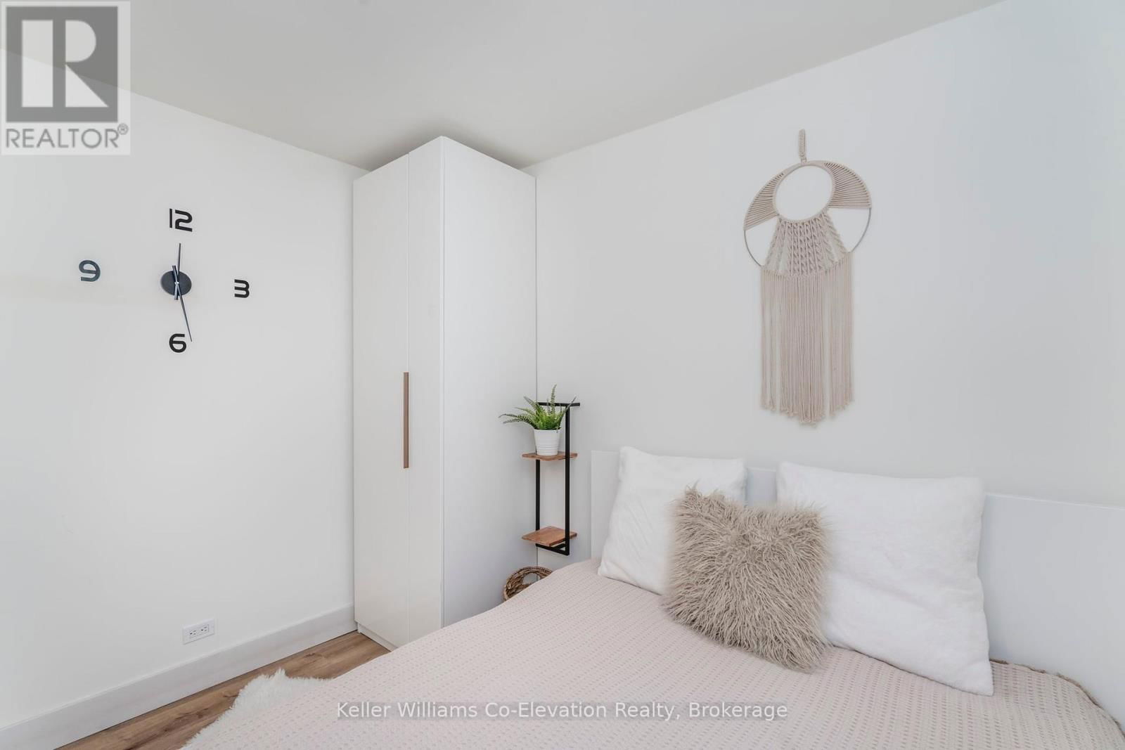 1 SUNDOWN ROAD Image 16