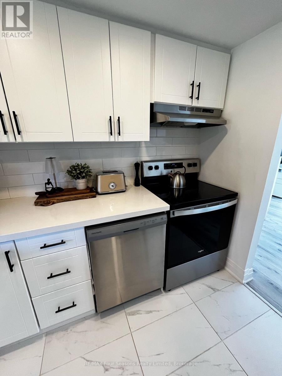 28 BETTY BOULEVARD Image 17