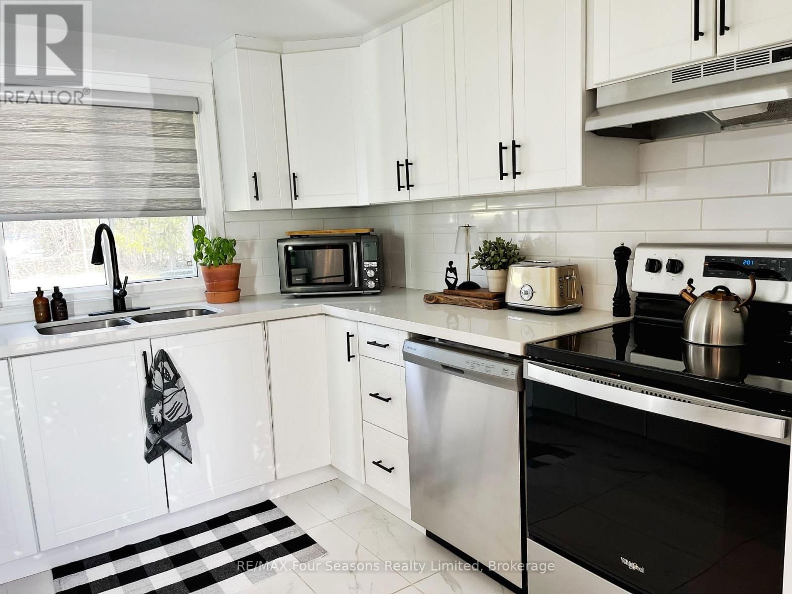 28 BETTY BOULEVARD Image 21