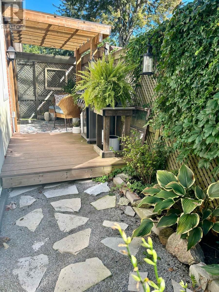 241 MISSISSAGA STREET WEST Image 22