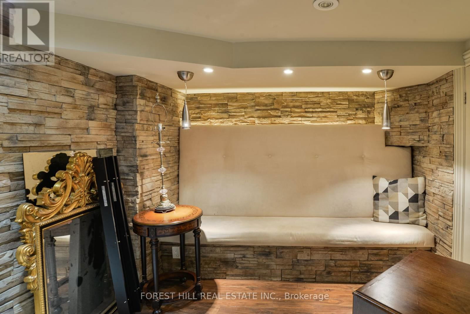 241 MISSISSAGA STREET WEST Image 35