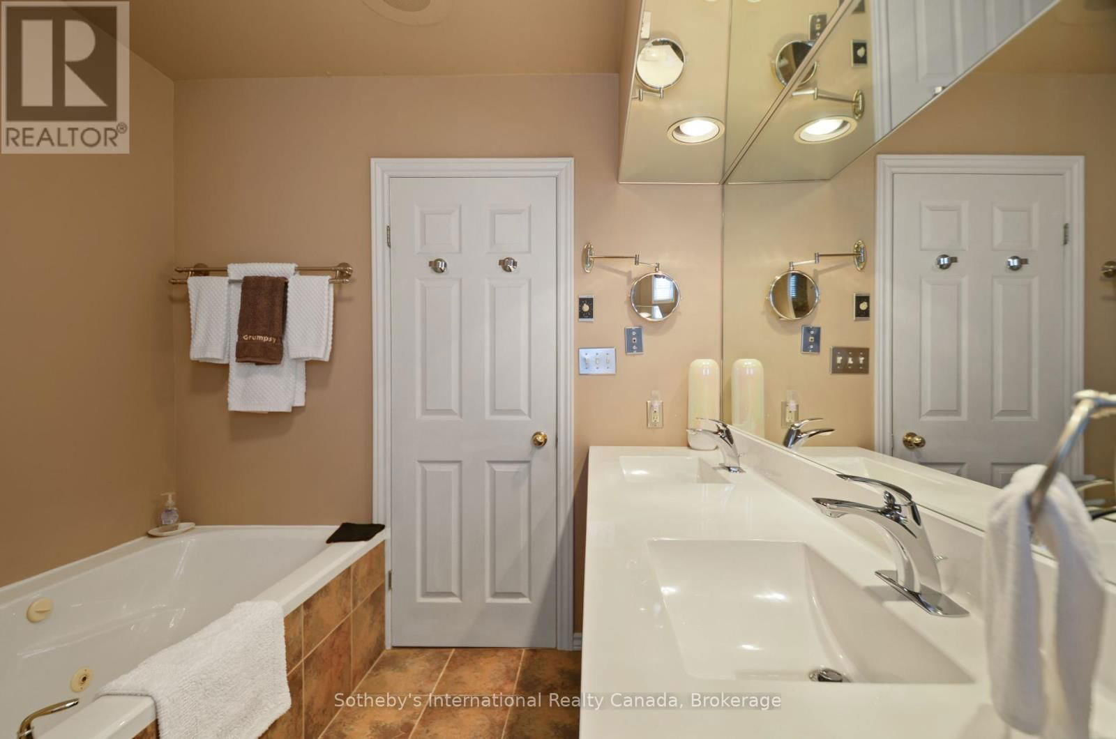 5 - 1 OLIVE CRESCENT Image 11
