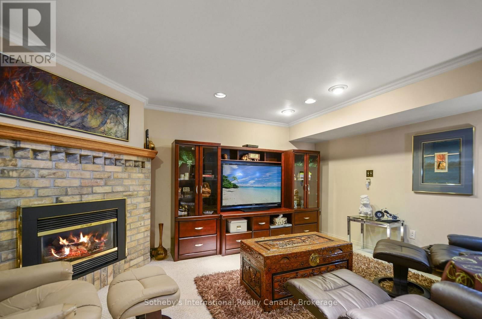 5 - 1 OLIVE CRESCENT Image 16