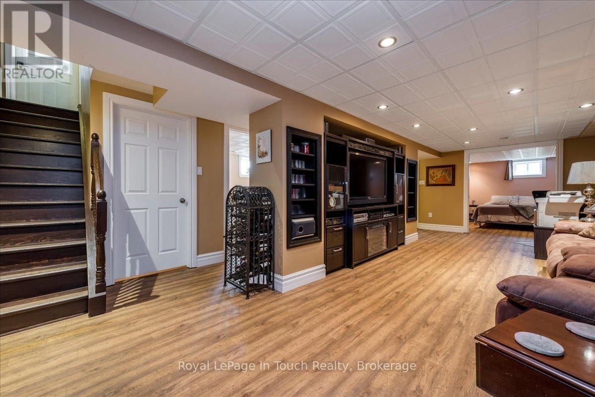 296 JOHN STREET Image 17