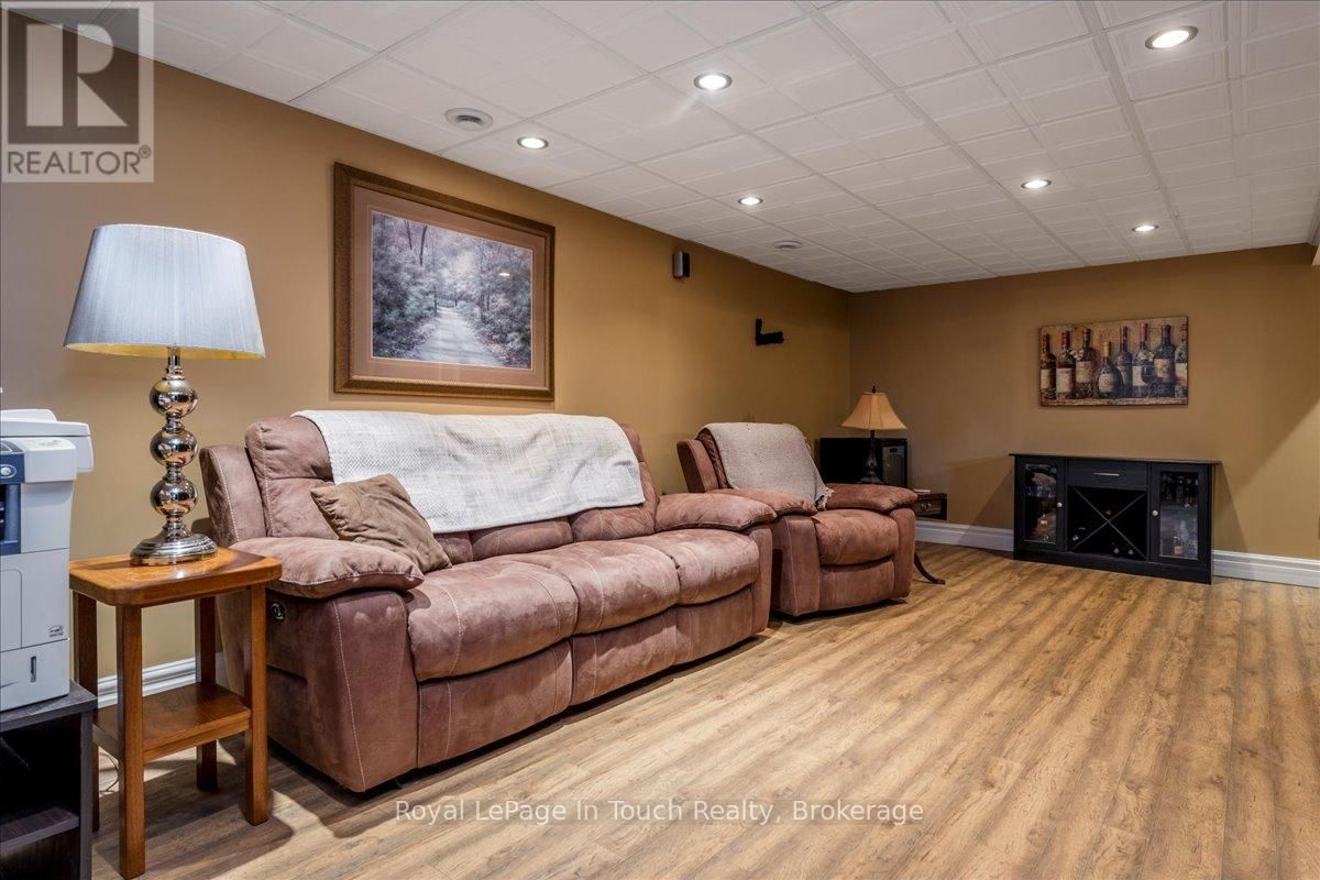 296 JOHN STREET Image 18
