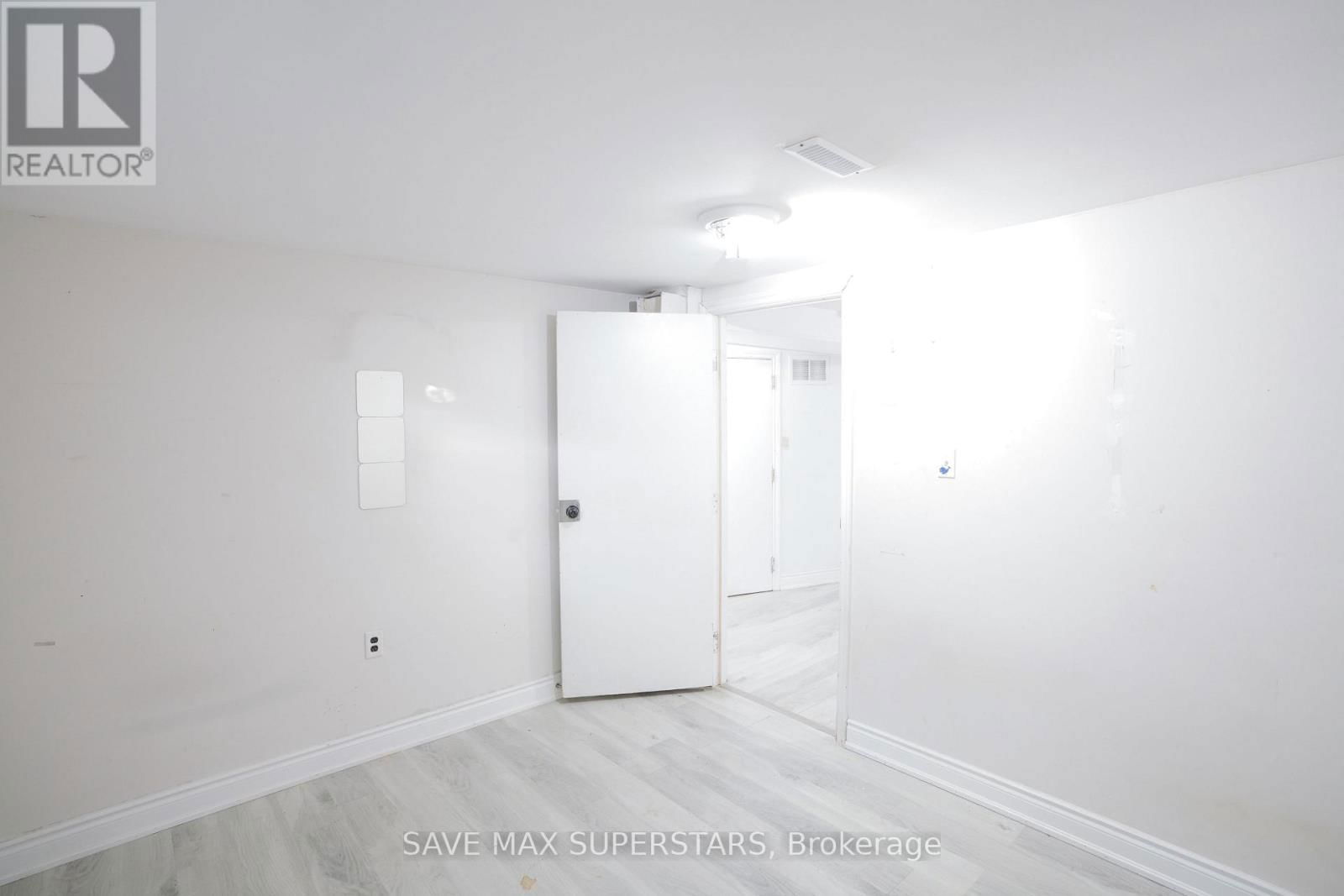 71 COLLEGE CRESCENT Image 17