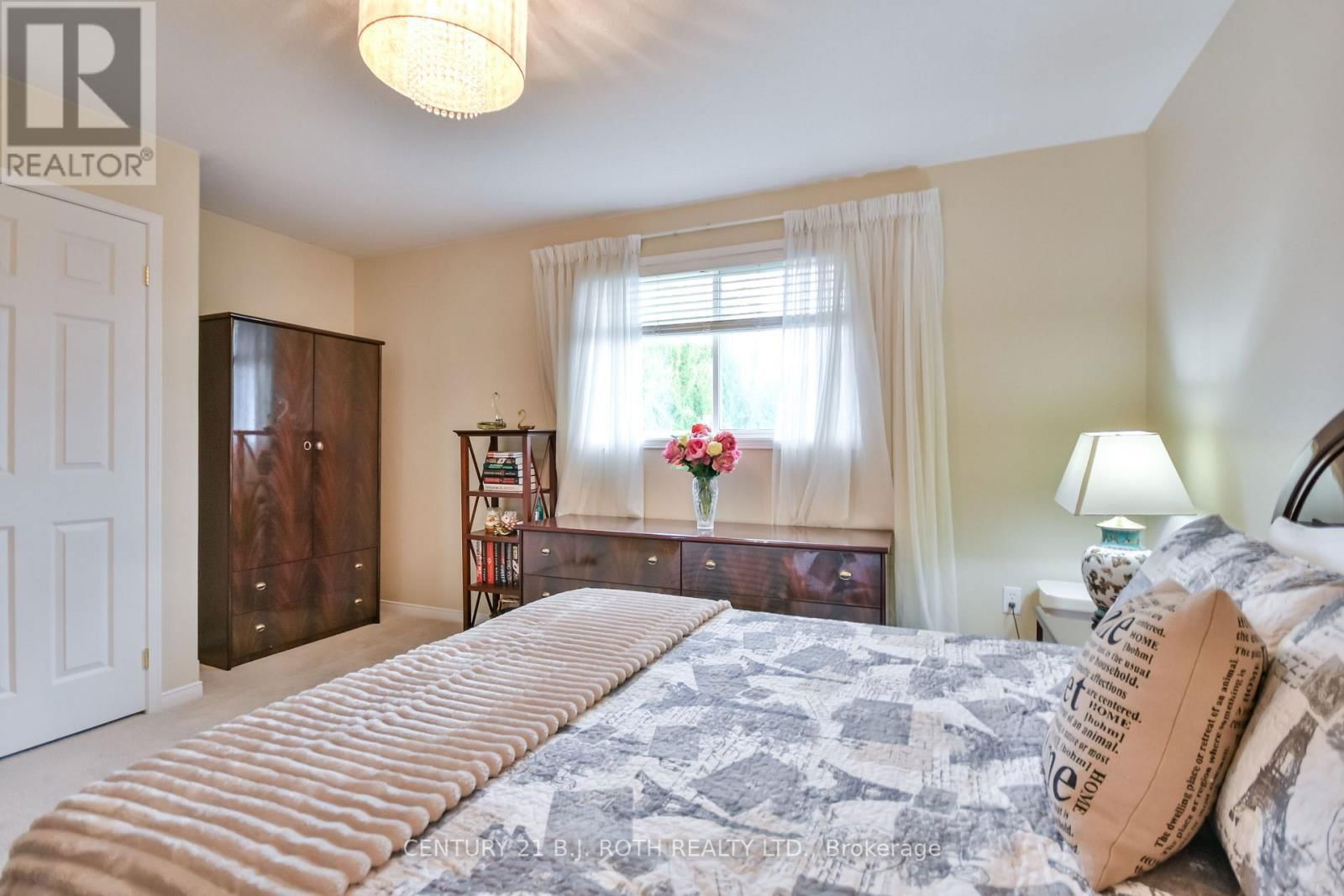77 SUN KING CRESCENT Image 15