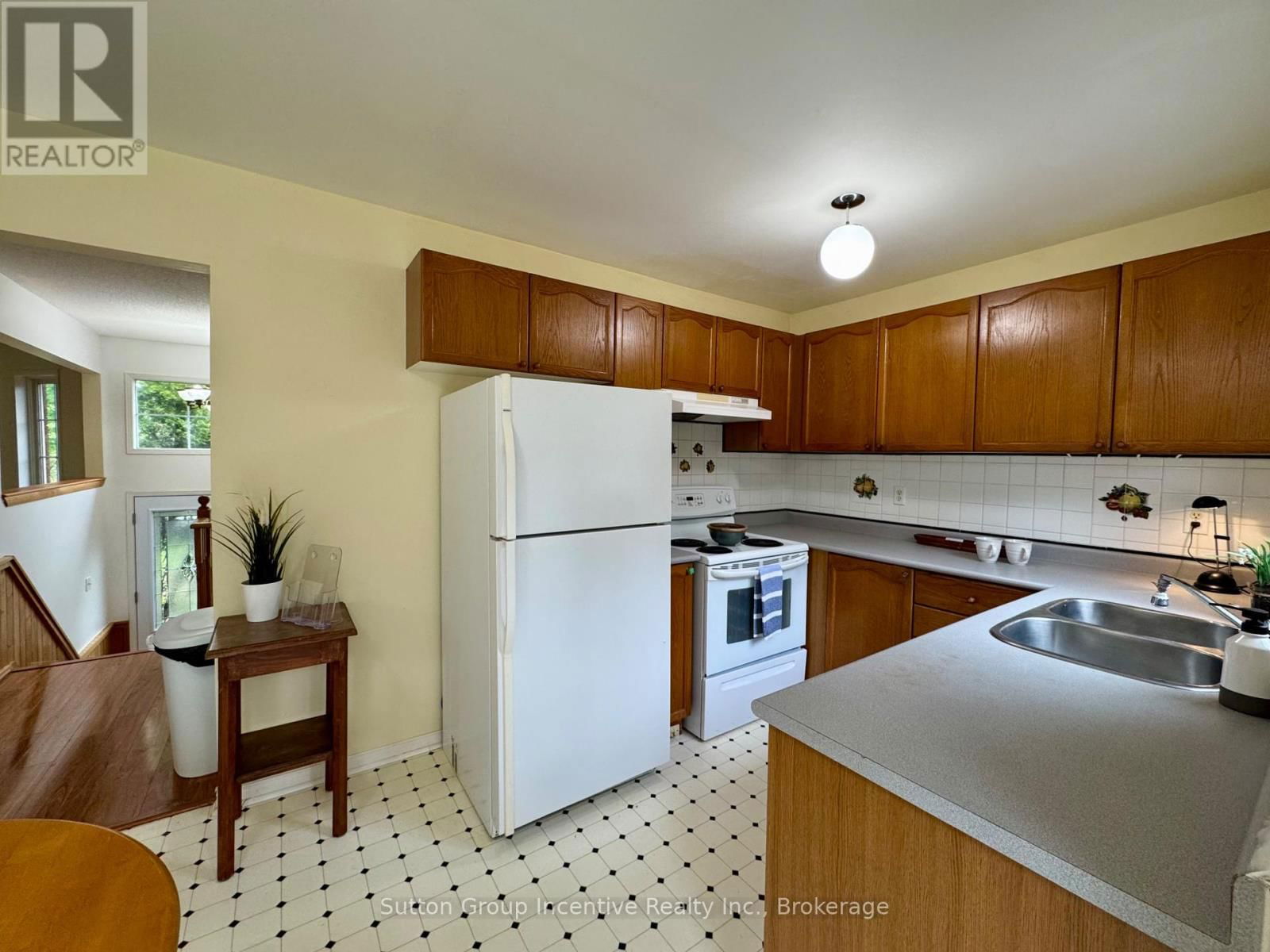 4 BUSH CRESCENT Image 12