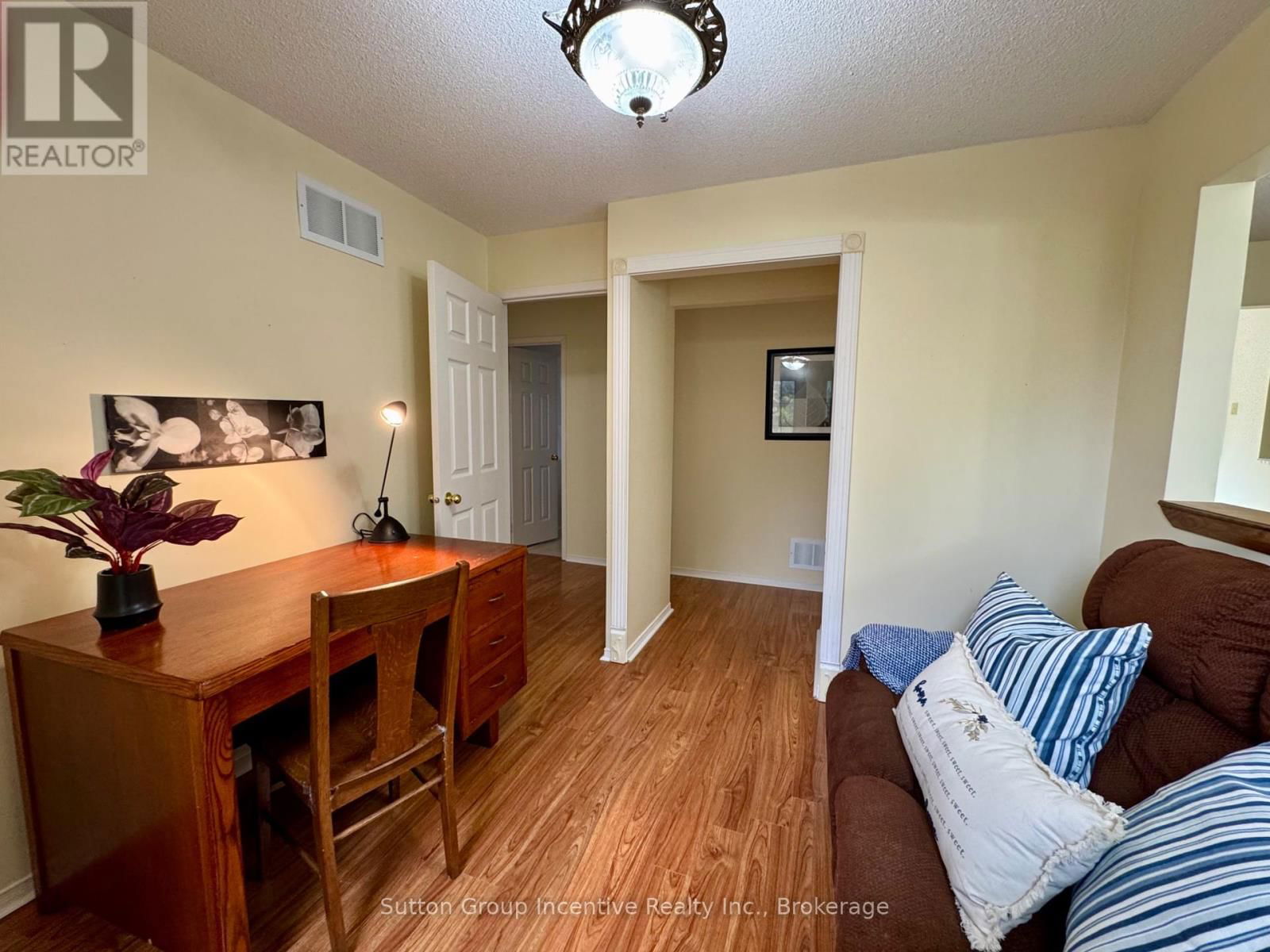 4 BUSH CRESCENT Image 21