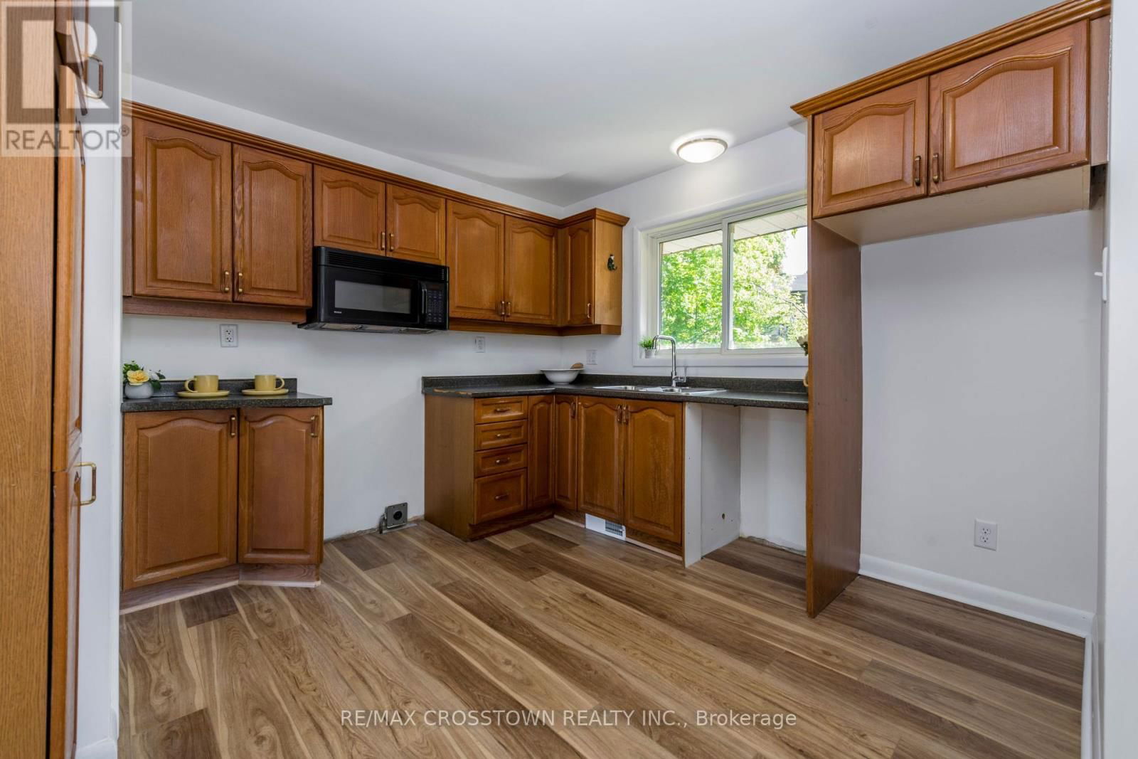 105 ECCLES STREET NORTH Image 15