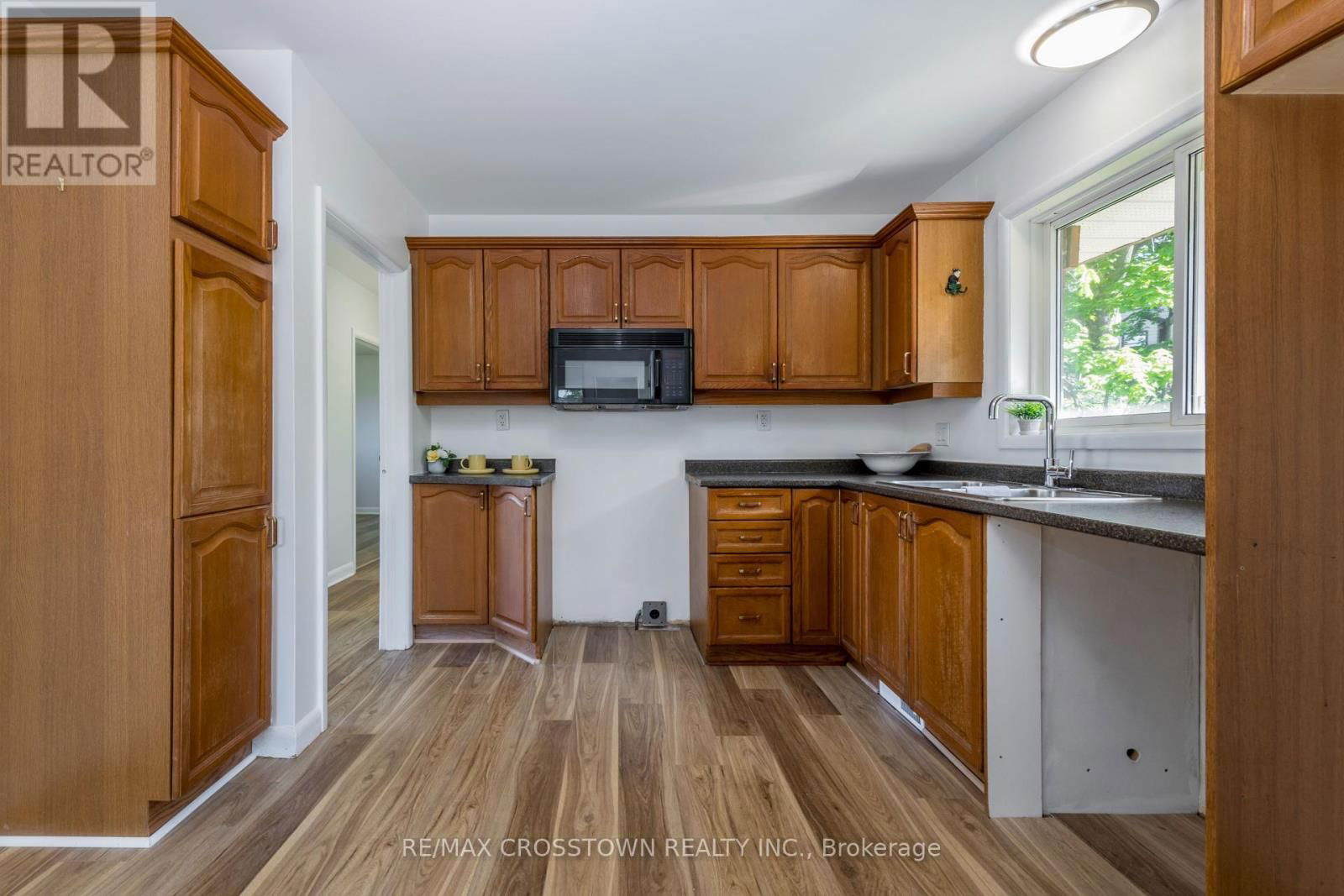105 ECCLES STREET NORTH Image 16
