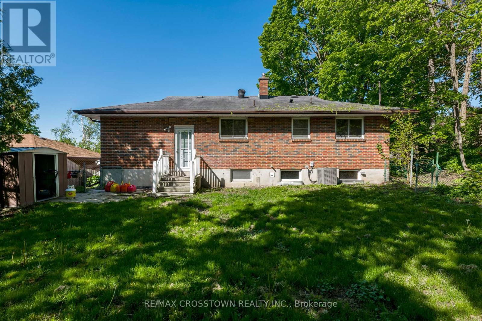 105 ECCLES STREET NORTH Image 32