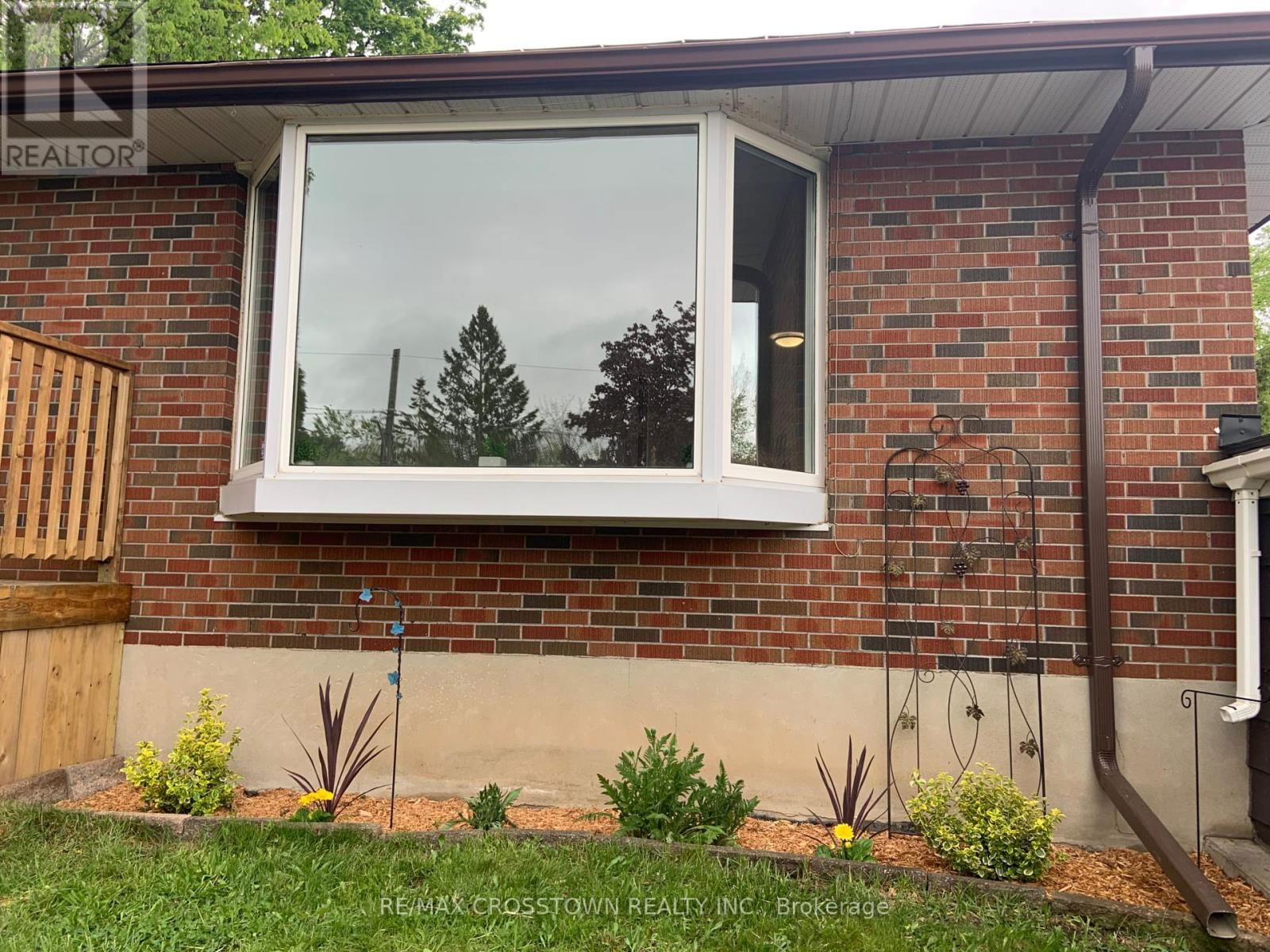 105 ECCLES STREET NORTH Image 6