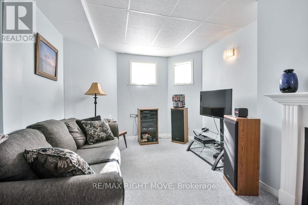 203 DYER DRIVE Image 32