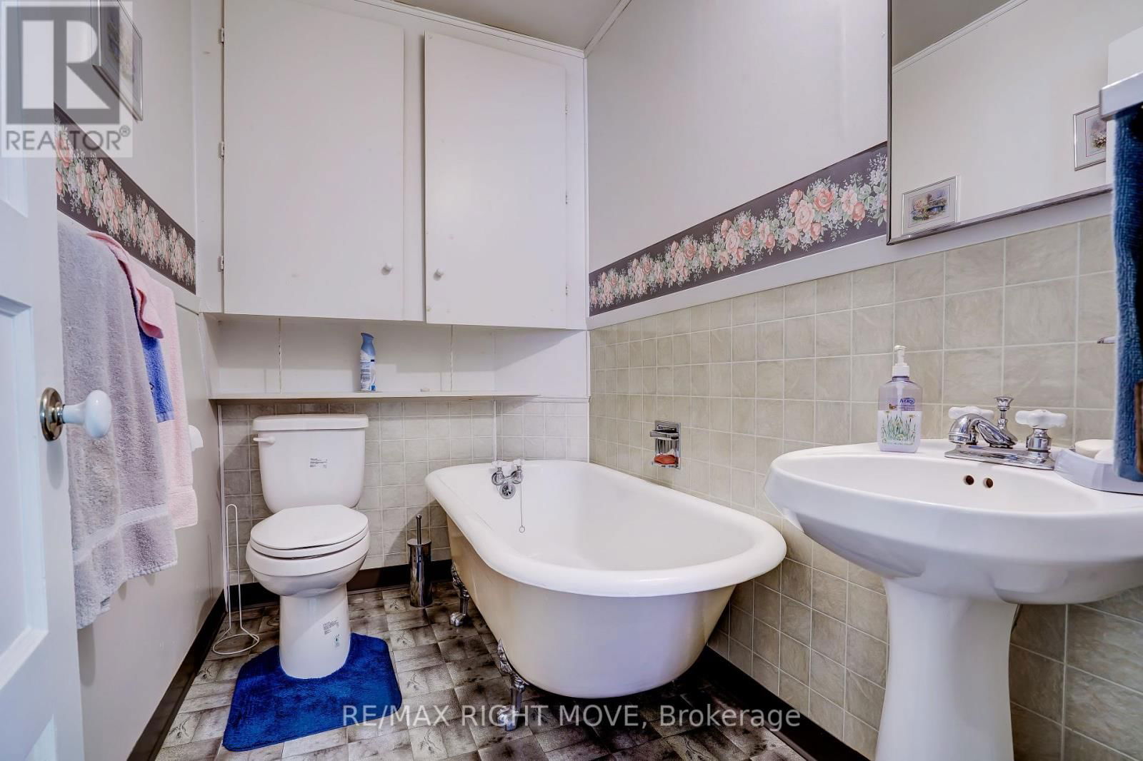 22 ALBANY AVENUE Image 12