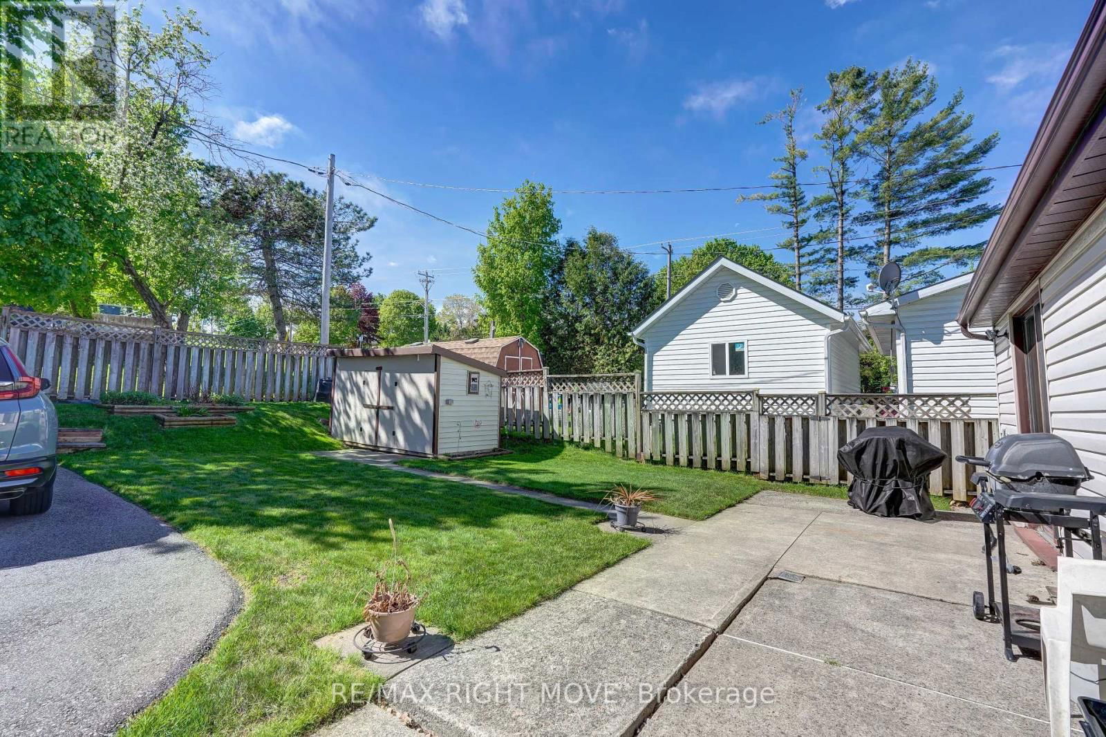 22 ALBANY AVENUE Image 15