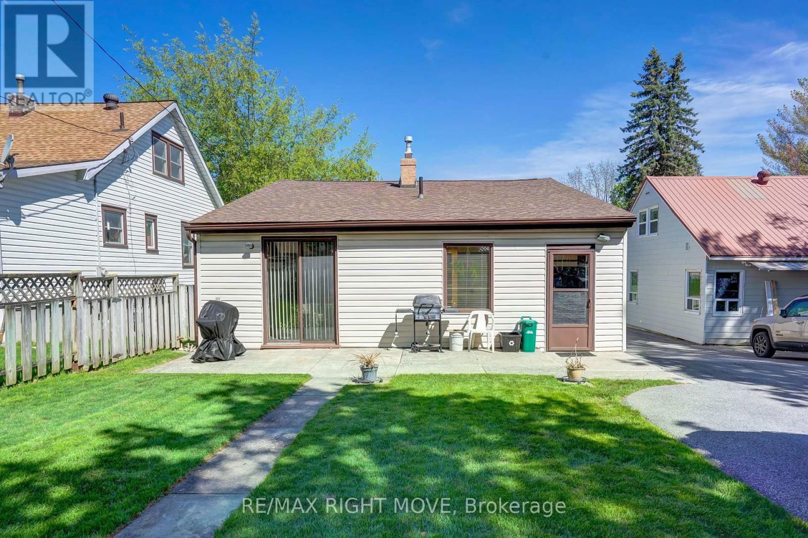 22 ALBANY AVENUE Image 17