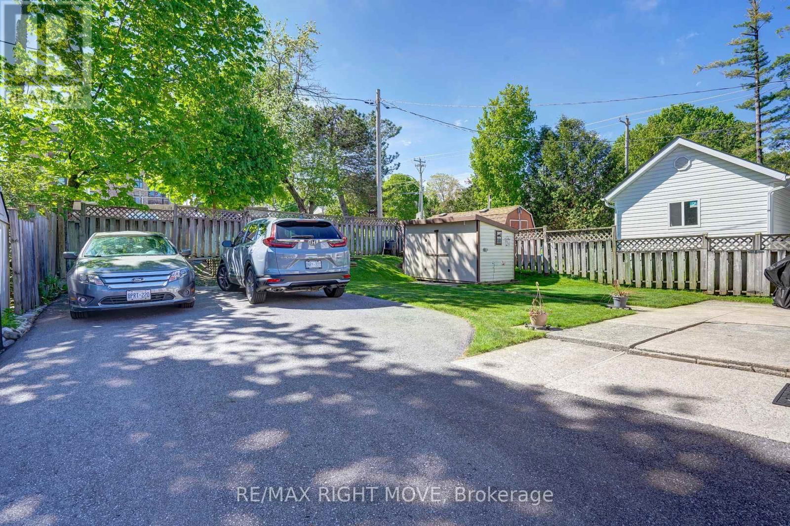 22 ALBANY AVENUE Image 18