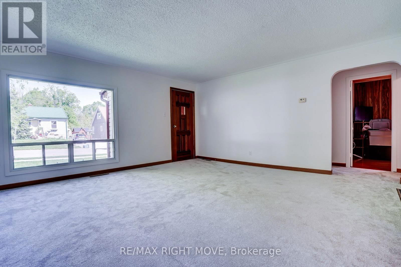 22 ALBANY AVENUE Image 4