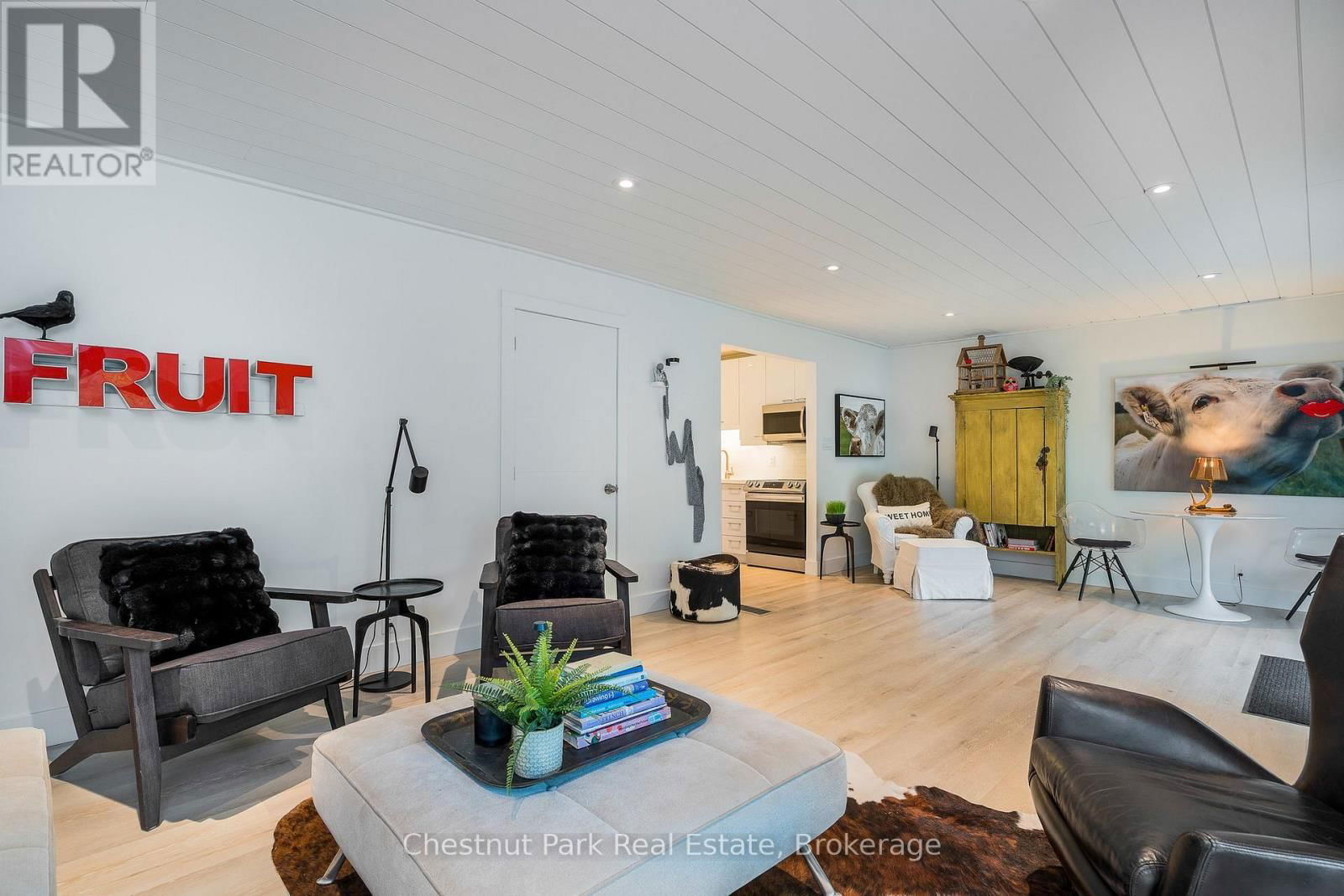 323 OAK STREET Image 17