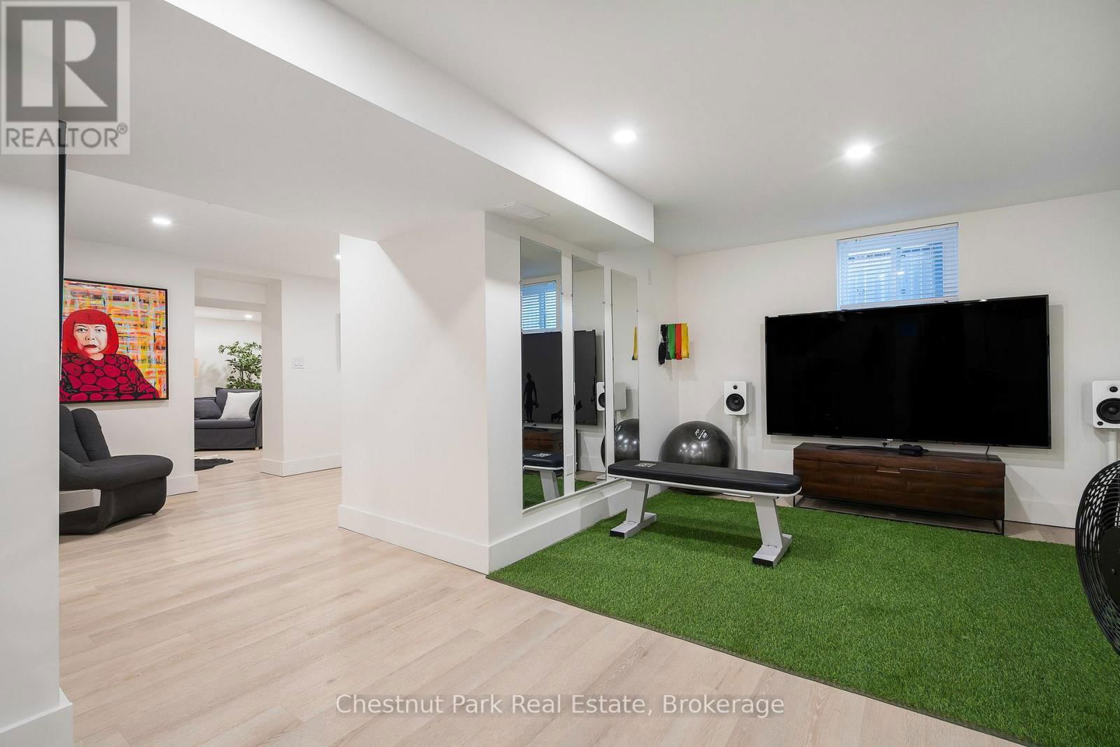323 OAK STREET Image 27