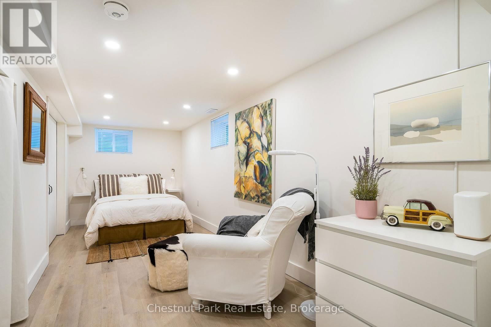 323 OAK STREET Image 30