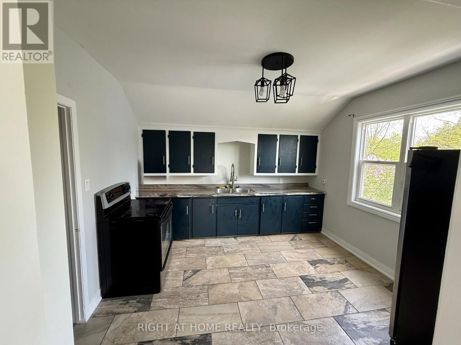 16 DUFFERIN STREET Image 2