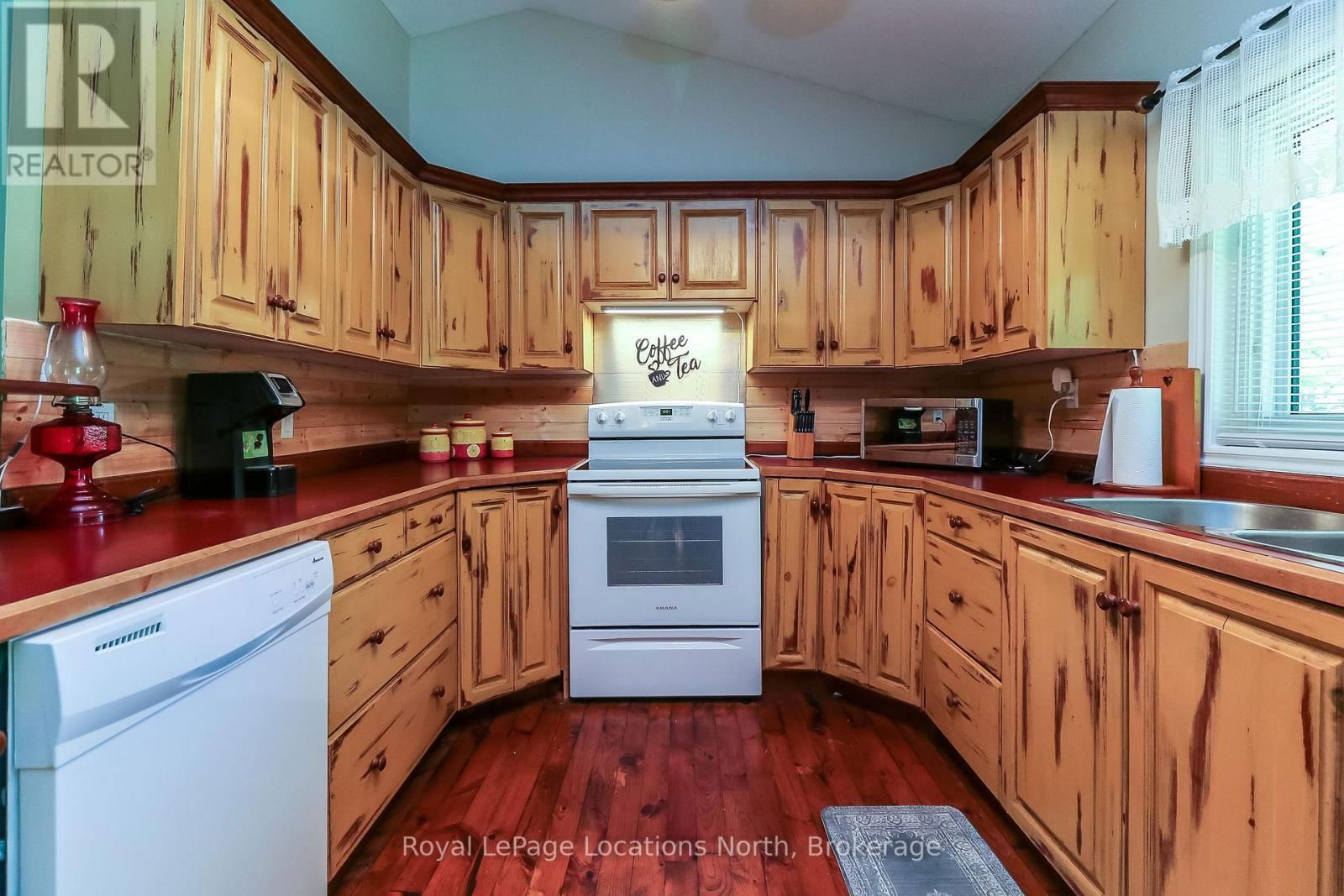 2198 CHAMPLAIN ROAD Image 16