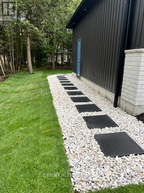 48 IROQUOIS CRESCENT Image 4