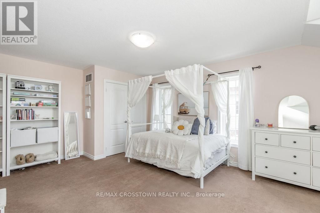 61 THE QUEENSWAY Image 35