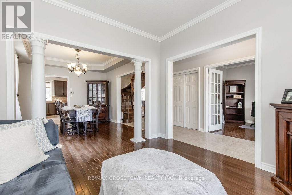 61 THE QUEENSWAY Image 8