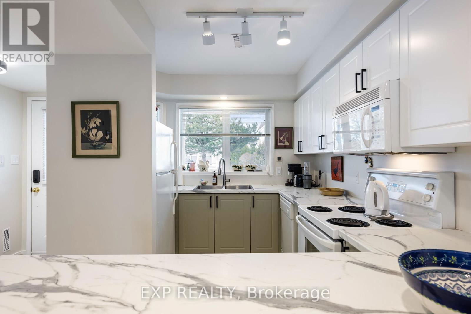 22 CRANBERRY SURF Image 9